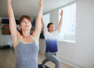 Pourquoi le yoga est bénéfique pour les femmes après la ménopause ? 2 yoga femme apres menopause